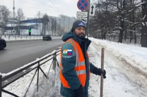 Работают, снег убирают в белокаменной.