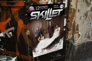 даже не ИИ а 100 %  фотошоп и сделанный из шаблона ... сам с такими работаю
.. любую картинку фотореалистично можно воткнуть .. даже без ИИ .. сам делал много подобного .. вот пример - совмещение макета и шаблона