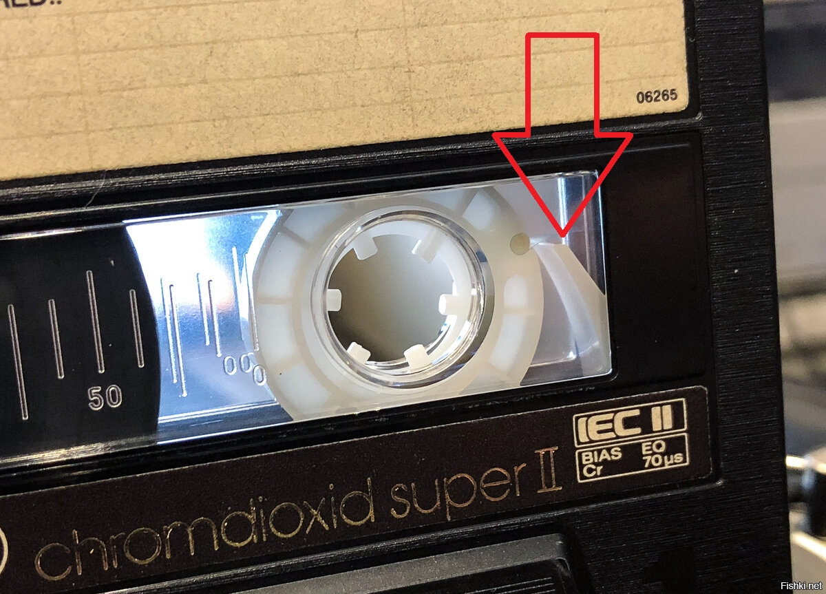 Не помню про другие кассеты того времени - на кассете BASF была дополнительная деталь - т.н. рычаг-лентоукладчик , стоящий между роликами и сердечниками, который дополнительно выравнивал ленту. (на фото автора это тоже можно увидеть)