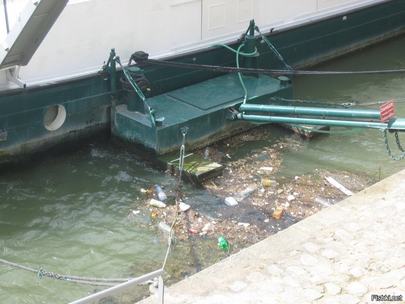 Снято напротив Эйфелевой башни. 
Купаться в Сене - это как прыгнуть в выгребную яму сельского туалета. Там по нижнему уровню набережной пройти противно - такая вонь.