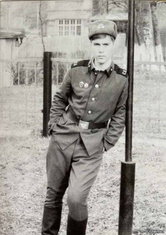 Всегда поражал этот идиотизм про алкоголь с 21 года. Ушёл на срочку в 18 лет в 1990 году. Через два года выходил эшелоном из Германии. Маме вёз бутылки ликёра и бате бутылку смирновки. В Бресте встречают пограны. Алкоголь не положено - тебе 21 года нет. Я им сразу сказал, что об рельсы бутылки расхерачу, но не отдам. Хорошо в карауле со мной парни постарше были, типа я им сразу подарил и им можно провозить. Довёз. Уроды кто это придумал. Всех с наступающим!
