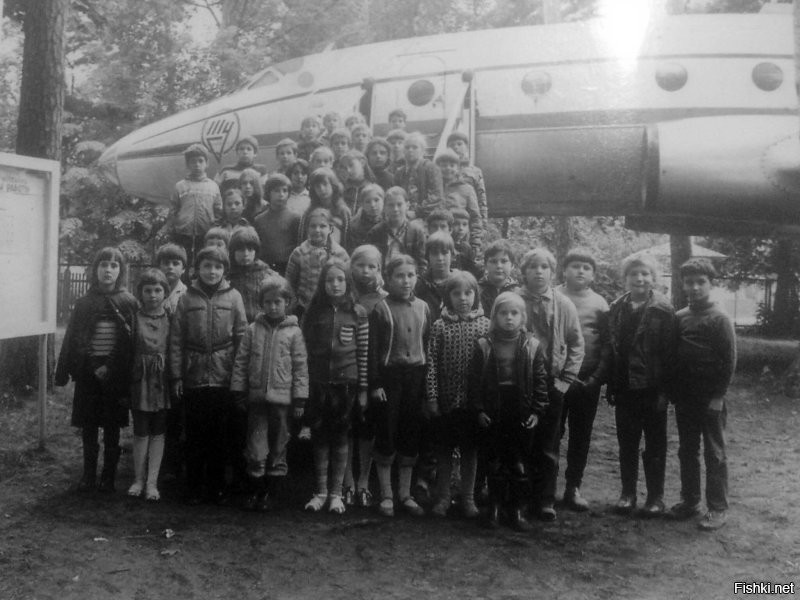 Транспортировка самолета Ил-18 в парк Энгельса, Свердловск, СССР, 1977 год
