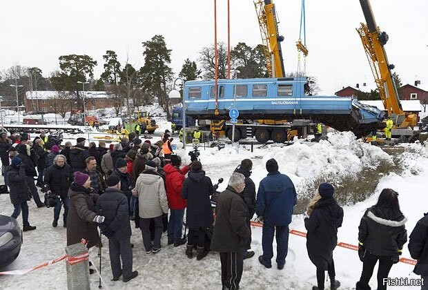 Ха. Пикап. В Швеции вон поезда в окно наведываются.