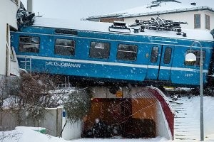 Ха. Пикап. В Швеции вон поезда в окно наведываются.