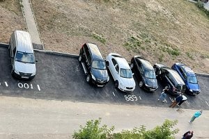 Несколько раз сталкивался с подобными "землевладельцами" и всегда принципиально слал их на 3 буквы с подобными предъявами. Даже, если я куда приезжал на 5 минут, и уже сам собирался уезжать, но выскакивал очередной "феодал" и начинал мне рассказывать, что тут его место и вообще, сейчас его жена приедет тут машину ставить,  я специально откладывал свои дела и оставлял машину там, где она стоит, чтоб посмотреть как этот царёк жизни беснуется в бессильной злобе. 
*Да,  у меня много свободного времени,  я могу себе позволить порой пойти на принцип с вопросом "А то что будет?" 
Но, к слову, случалось подобное нечасто,  и в целом последние лет 5, наверное я не припомню таких инцидентов.. вот где-то в средине нулевых, да - сталкивался со всякими клоунами, у которых из аргументов было -  "я тут белой краской на асфальте номер своей квартиры написал и машину ставлю", или "я  это место от снега чистил", или коронное "Я тут  всегда ставлю, ВСЕ знают, что это МОЁ место".