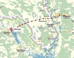 По железной дороге в Чернобыль можно попасть только через Беларусь. 
Линия Чернигов   Овруч задевает кусочек Брагинского района в окрестностях поселка Комарин.
Ежедневно здесь проезжает несколько пар служебных электропоездов из Славутича на атомную станцию. 
Наконец, на участок по субботам дважды заезжает электричка из Чернигова   только до станции Иолча в одноименном поселке.