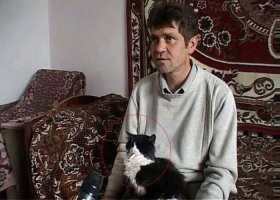 Реакция мужчины на птицу с сигаретой