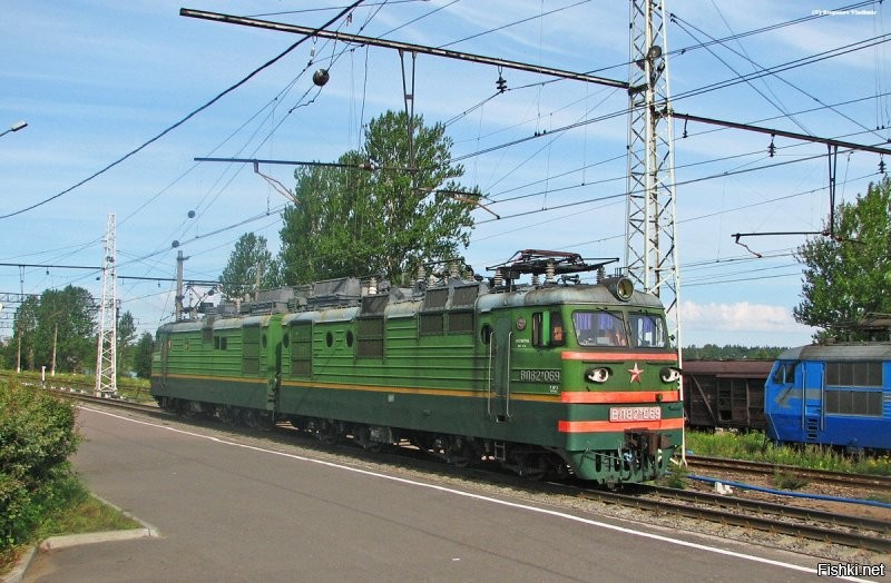 Ростовский электровозоремонтный завод восстановил единственный оставшийся в России электровоз серии ВЛ82М – ВЛ82М-069, который теперь станет частью знаменитого новогоднего Поезда Деда Мороза и будет работать на Октябрьской железной дороге.