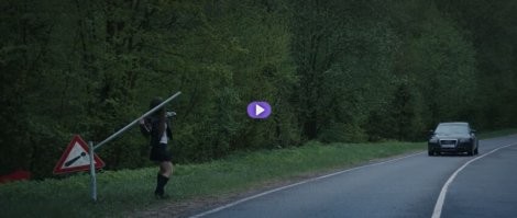 Дорожный знак влетел в стекло автобуса в Воронеже