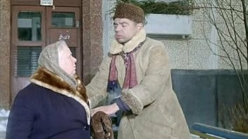 Глыба льда с крыши едва не покалечила мужчину в Татарстане