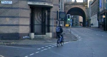 Велосипедное движение в Шотландии:
велосипедисты должны держаться левой стороны дороги максимально близко к обочине.
Что касается авто
«Уступи дорогу» (Give Way) в Шотландии, как и во всей Великобритании, означает строгую обязанность снизить скорость и уступить приоритет транспортным средствам, движущимся по главной дороге. 
Правила действий:
Вы должны сбавить скорость и, если необходимо, остановиться, чтобы пропустить автомобили на главной дороге.
Вы можете продолжить движение, только убедившись, что есть безопасный промежуток (safe gap) и вы не заставите водителей на главной дороге менять скорость или направление движения.
Полная остановка не обязательна, если дорога хорошо просматривается и свободна, но вы должны быть готовы остановиться.