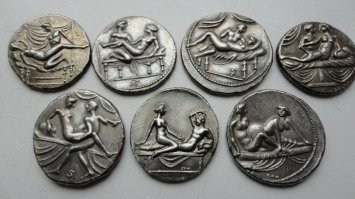 Насчёт того, что в Древнем Риме существовали специальные бронзовые монеты для оплаты услуг проституток, это, мягко говоря, не правда. Никаких сведений об этом до наших дней не дошло. Археологи находят какие-то жетоны с цифрами и постельными сценами, которые получили название "спинтрии", но для чего они были нужны, никому не известно. То, что это монеты для оплаты услуг в борделях, только одна из версий. Но это предположение ничем не подтверждается, и многими специалистами не разделяется. Для чего на жетонах цифры, сторонники этой версии тоже объяснить не могут.