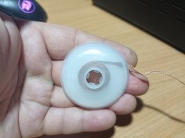 я недавно купил медную ленту для пайки. первое фото - реклама, второе - как оно выглядит при получении, далее - как оно выглядит сзади. моток новый, не использовал.