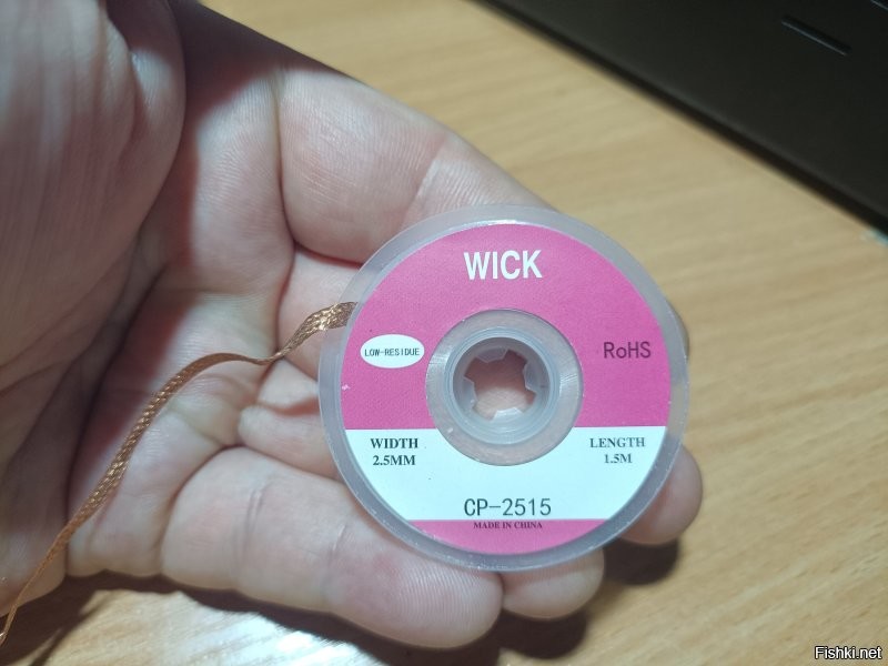 я недавно купил медную ленту для пайки. первое фото - реклама, второе - как оно выглядит при получении, далее - как оно выглядит сзади. моток новый, не использовал.