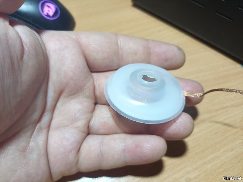 я недавно купил медную ленту для пайки. первое фото - реклама, второе - как оно выглядит при получении, далее - как оно выглядит сзади. моток новый, не использовал.