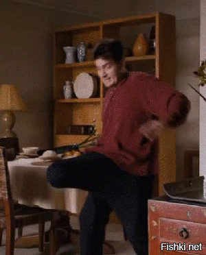 Жителю дома напротив студии танцев «повезло» с видом из окна