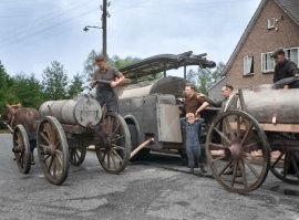это не ликвидация последствий наводнения, а оказание помощи местным жителями - развозят чистую питьевую воду.