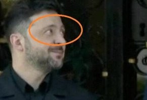 Никого не смущает - как последняя шавка смотрит на хозяина?)))