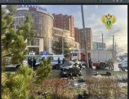 Тут подробностей подвезли, из внутренних органов:

В Ростове полицейский пытался помочь   отвезти в больницу пострадавшего в ДТП мужчину. Но попал в аварию, в которой погиб он и еще несколько человек. Такую версию ДТП на пересечении улицы Королева и проспекта Космонавтов озвучили в донском управлении ГАИ.

По этим данным, в ночь на 21 февраля в Первомайском районе Ростова случилось ДТП. В нем пострадал мужчина. Родные пострадавшего обратились к полицейскому и попросили отвезти мужчину в больницу.

Полицейский   он был не при исполнении   не отказал. На «БМВ» знакомого он, пострадавший и его близкие выехали в больницу. Всего в иномарке было пять человек.

«Однако он не справился с управлением и допустил ДТП, в результате которого погиб сам и ещё двое пассажиров. Также два человека пострадали и доставлены в больницу»,   говорится в сообщении ГАИ.

Как любят спрашивать на Фишках: А вы верите в это объяснение?