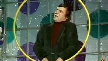 А утром он меня в охапку и на птичий рынок и продал какому-то забулдыге. За червонец. Забулдыга обрадовался, говорит: "Скажу жене, что за стольник купил, а остальные пропью!".....Рано обрадовался.....(с)