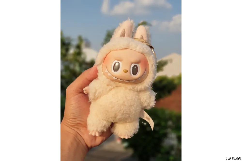 В 2015 году гонконгский художник-иллюстратор Касинг Лунг придумал Лабубу. Этот монстр, или эльф как его иногда называют, с заостренными ушами и зубами появился в серии иллюстрированных книг «Монстры».

В 2019 году Лунг заключил сделку с Pop Mart на продажу фигурок лабубу. Однако тогда внешний вид пластиковых игрушек сильно отличался от популярных сейчас версий. Плюшевый брелок лабубу, каким мы знаем его сегодня, появился только в 2023 году.

А потом всемирный бум на лабубу случился в 2025 году после того, как участница южнокорейской группы Blackpink Лиса выложила фото с брелоком-лабубу в соцсетях на свою огромную аудиторию в более чем 100 млн человек
Затем с брелоком-лабубу видели поп-певиц Рианну, Дуа Липу, звезду реалити-шоу Ким Кардашьян, футболиста Дэвида Бэкхема и других популярных личностей.

С легкой руки знаменитостей трендовая игрушка перекочевала на сумочки фэшн-инфлюенсеров, и лабубу было уже не остановить. Ее захотели приобрети миллионы людей. А за редкими экземплярами лабубу ведется настоящая охота. В соцсетях появилось множество видео, как люди занимают очередь в Pop Mart с ночи, чтобы к утру первыми попасть в магазин и купить игрушки.