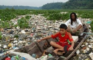 Ржавый металл значит портит имидж страны и отпугивает туристов, а вот реки мусора, конечно привлекают туристов?