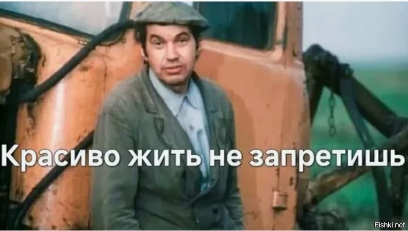 В Москве мужчина устроил снежное спа на крыше пятиэтажки