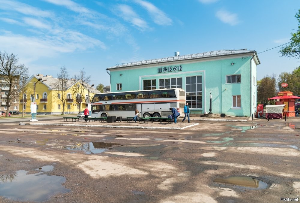 Он и сейчас там такой же. Только подремонтирован и покрашен