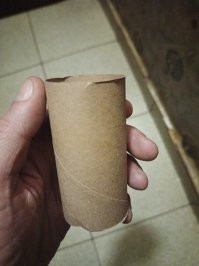 Знаете что это на фото? Это втулка от туалетной бумаги. Все прекрасно знают её размер. Так вот, длина хозяйства, в сантиметрах, это всё ерунда. Вот диаметр хозяйства, в сантиметрах, вот это может быть проблемой. Говорю как обладатель того самого хозяйства, диаметром как втулка от туалетной бумаги. Это блин проблема. Это только в порно все тётки, типа кайфуют от таких размеров. Ага, в реальной жизни таким прибором чаще всего доставляешь боль. Очень редко получается найти даму, которой это нормально зайдёт. Поэтому, ребят, выражение "маленький х. у. ё. к в пи. з. д. е царёк" не зря придумали. Не надо из за этого переживать. Поверьте, обладателям больших членов очень даже не легко в этом плане.