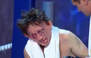 - Тренер, что у нас по ударам?
- Ты нанес 400 ударов.
- А он?
- Один.
- И что, попал?
- Он-то попал.
- Т.е. по ударам я веду?