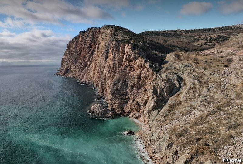 В российском Крыму, недалеко от поселка Флотское, на горе над Балаклавской бухтой в советские времена находилась сначала артиллерийская батарея, потом дивизион С300. Следы этих объектов легко найти на яндекс картах. А вот в отмеченном стрелкой месте дембеля строили точно такую же лестницу из камней, для спуска по скалам с 400 метровой высоты. Камни, песок, цемент и воду таскали на себе. На многих ступенях фамилии создателей и год увольнения. Ступени проложены на половину пути, потом спуск становится отвесным и тропа постоянно осыпается. Для безопастности там прикрепили старый электрический кабель. Зато внизу вас ждет прекрасный скалистый берег с чистейшей водой. Там сильное течение, поэтому вода относительно холодная и медуз не бывает даже с самый жаркий сезон. 

Чуть западнее на скалах в те времена стоял бетонный туалет типа сортир, построенный немцами во время войны. Построен он был по принципу туалетов на стенах старых немецких замков. Если посмотреть в дырку, то до воды было несколько сот метров. Не все рисковали там какать, тем более писать. При сильном ветре с моря не всё, что было брошено в дырку, падало вниз.

Цело ли оно всё сейчас, не знаю. Возможно, все разрушено хохлами, как случилось со стоянкой подводных лодок под этой самой горой.