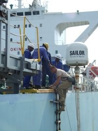 Эта история или байка давно ходит по интернету.
Ни каких конкретных названий, фамилий, координат нет.
Поэтому думаю, что это скорее всего красивая байка.
Самому пришлось не много поработать на антипаиратском параходе, но уже в нынешние времена в составе чвк. Район работы, даты, пароли и явки не указываю.