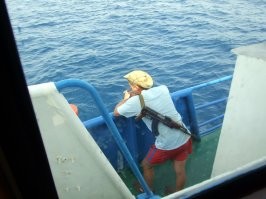 Эта история или байка давно ходит по интернету.
Ни каких конкретных названий, фамилий, координат нет.
Поэтому думаю, что это скорее всего красивая байка.
Самому пришлось не много поработать на антипаиратском параходе, но уже в нынешние времена в составе чвк. Район работы, даты, пароли и явки не указываю.