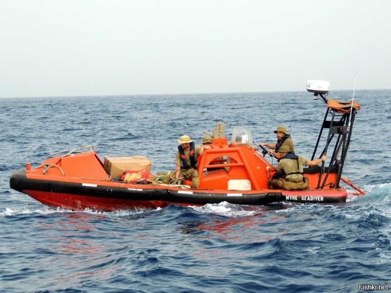 Эта история или байка давно ходит по интернету.
Ни каких конкретных названий, фамилий, координат нет.
Поэтому думаю, что это скорее всего красивая байка.
Самому пришлось не много поработать на антипаиратском параходе, но уже в нынешние времена в составе чвк. Район работы, даты, пароли и явки не указываю.