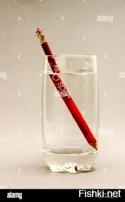 Вот что интересно - карандаши в воде преломляются, а бабы - нет