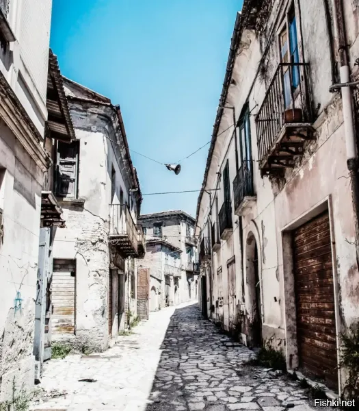 главное как преподнести,и пофиг что вокруг этого посёлка сплошняком жилые дома до которых метров 200