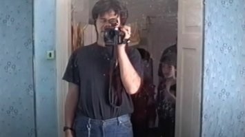 Цой сам себя снимает на видеокамеру.