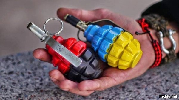 23 февраля 2026 20:49

На Украине произошел еще один взрыв, снова пострадали полицейские



В Николаеве произошел взрыв, пострадали семь сотрудников полиции



В городе Николаев на юге Украины произошел взрыв на территории неработающей АЗС. Об этом сообщает Национальная полиция республики в Telegram-канале.

«В городе Николаев произошел взрыв на территории неработающей АЗС. В результате пострадали семь сотрудников управления патрульной полиции, которые приехали на пересменку и припарковали там свои авто»,   говорится в сообщении.

Как уточнили в ведомстве, двое из них находятся в тяжелом состоянии, врачи борются за их жизнь.
   
Напомним:


22 февраля во Львове на западе Украины произошел теракт, в результате которого не выжила 23-летняя полицейская. Еще 25 человек, в том числе сотрудники полиции, получили ранения, шесть из них в тяжелом состоянии. Два мощных взрыва произошли в тот момент, когда правоохранители приехали на вызов о проникновении в магазин. Вызов оказался ложным. Силовикам уже удалось задержать предполагаемого террориста   женщину. Как оказалось, у нее есть украинское гражданство. 



Ранее 21 февраля в Одессе мужчина бросил гранату в патрульную полицейскую машину.



Каждому украинцу выдать по 2 гранаты!