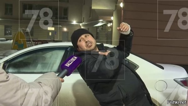 В Узбекистане наградили медалью дворника, спасшего ребенка в Петербурге



В Узбекистане наградили дворника Ибадуллаева, спасшего мальчика в Санкт-Петербурге



Президент Узбекистана Шавкат Мирзиёев наградил соотечественника Хайрулло Ибадуллаева, который спас выпавшего из окна в Петербурге ребенка, медалью "Жасорат".

Накануне в экстренных службах Северной столицы сообщили: дворник спас 6-летнего мальчика, который выпал из окна седьмого этажа дома. Мужчина смог поймать ребенка и самортизировал удар от падения, предотвратив трагедию.

Известно, что мать мальчика была в это время в квартире, но находилась в другой комнате.

Спасителем оказался гражданин Узбекистана Хайрулло Ибадуллаев.



Как сообщил пресс-секретарь главы государства Шерзод Асадов, указом Мирзиеева за проявленные в чрезвычайной ситуации мужество и самоотверженность при спасении малолетнего ребенка соотечественник «Ибадуллаев Хайрулло Сайдуллаевич награжден медалью "Жасорат" (Мужество)». Отмечается, что дворник рисковал жизнью и здоровьем, чем наглядно продемонстрировал присущие народу Узбекистана высокие качества отваги и героизма.

Достоин уважения и награды!