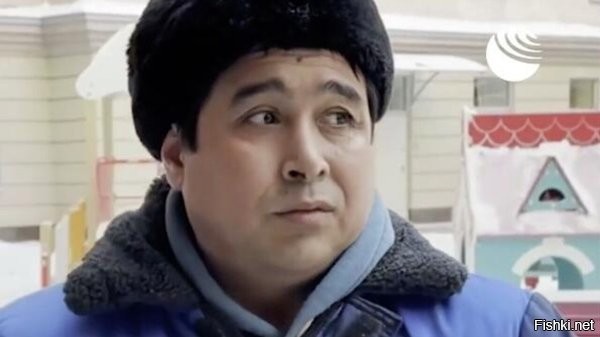 В Узбекистане наградили медалью дворника, спасшего ребенка в Петербурге



В Узбекистане наградили дворника Ибадуллаева, спасшего мальчика в Санкт-Петербурге



Президент Узбекистана Шавкат Мирзиёев наградил соотечественника Хайрулло Ибадуллаева, который спас выпавшего из окна в Петербурге ребенка, медалью "Жасорат".

Накануне в экстренных службах Северной столицы сообщили: дворник спас 6-летнего мальчика, который выпал из окна седьмого этажа дома. Мужчина смог поймать ребенка и самортизировал удар от падения, предотвратив трагедию.

Известно, что мать мальчика была в это время в квартире, но находилась в другой комнате.

Спасителем оказался гражданин Узбекистана Хайрулло Ибадуллаев.



Как сообщил пресс-секретарь главы государства Шерзод Асадов, указом Мирзиеева за проявленные в чрезвычайной ситуации мужество и самоотверженность при спасении малолетнего ребенка соотечественник «Ибадуллаев Хайрулло Сайдуллаевич награжден медалью "Жасорат" (Мужество)». Отмечается, что дворник рисковал жизнью и здоровьем, чем наглядно продемонстрировал присущие народу Узбекистана высокие качества отваги и героизма.

Достоин уважения и награды!