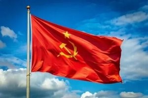 Не совсем понятно почему на первой картинке триколор? 
Всё таки это прежде всего праздник красного флага!