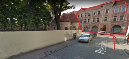 В последней групе садика моя мама иногда сажала меня одного на троллейбус и я ехал 4 остановки, и потом шёл метров 300-400 до садика. Вот времена были!