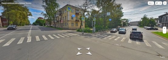 Именно так. Просто у камеры такой ракурс, что не видно количество полос. На Яндекс-картах их хорошо видно: