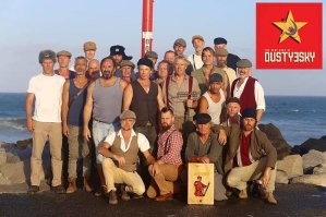 Небольшая австралийская деревушка Маллумбимби в Австралии это родина мужского хора Dustyesky ("Достоевский"), поющего только русские и советские песни. Среди хористов есть самые разные люди: учителя, фермеры, слесари и плотники. Ни один из участников не говорит по-русски, но их объединяет одно: им всем нужна была причина выбраться из дома и на время забыть о повседневных делах и обязанностях мужей и отцов. И в этом, как они сами говорят, помогают им музыка и русская водка…