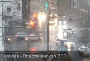 ну что сказать...
я жидко обгадился, а вы с камрадом BiZ правы. бумер вертел из правой. по фото видно расположение полос на дороге. признаю ошибку.