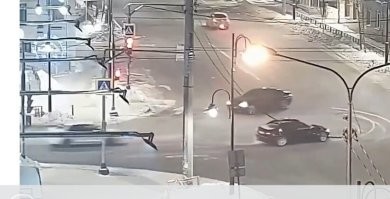 ну что сказать...
я жидко обгадился, а вы с камрадом BiZ правы. бумер вертел из правой. по фото видно расположение полос на дороге. признаю ошибку.