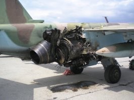 Вот фото, сделанное в Моздоке, в августе 2008. Вот в таком виде Су-25 перелетел через Кавказ и дотянул до аэродрома.
Я понимаю, что это не истребитель. Но это самолёт с двумя двигателями. И если б у него был только один (ведь два же нафиг не надо, да?), то где б он приземлялся и как?