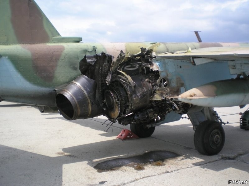 Вот фото, сделанное в Моздоке, в августе 2008. Вот в таком виде Су-25 перелетел через Кавказ и дотянул до аэродрома.
Я понимаю, что это не истребитель. Но это самолёт с двумя двигателями. И если б у него был только один (ведь два же нафиг не надо, да?), то где б он приземлялся и как?