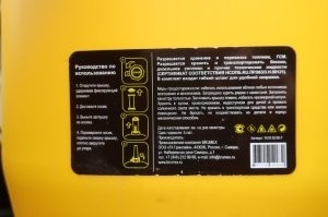 Пластиковая канистра канистре рознь.
То что продается на заправках сделано из антистатического пластика и имеет соответствующую маркировку
ГОСТ Р 58404-2019 «Станции и комплексы автозаправочные. Правила технической эксплуатации». 
Пункт 8.2.5:«Не допускается отпуск нефтепродуктов в стеклянную тару. Отпуск нефтепродуктов в тару, выполненную из полимерных материалов, допускается только при наличии на ней маркировки предприятия-изготовителя о возможности ее использования для хранения нефтепродуктов».