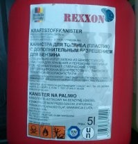 Пластиковая канистра канистре рознь.
То что продается на заправках сделано из антистатического пластика и имеет соответствующую маркировку
ГОСТ Р 58404-2019 «Станции и комплексы автозаправочные. Правила технической эксплуатации». 
Пункт 8.2.5:«Не допускается отпуск нефтепродуктов в стеклянную тару. Отпуск нефтепродуктов в тару, выполненную из полимерных материалов, допускается только при наличии на ней маркировки предприятия-изготовителя о возможности ее использования для хранения нефтепродуктов».